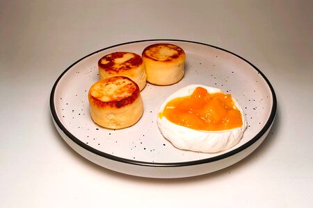 Сырники, манго, йогурт