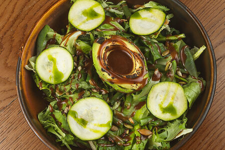 Большой зеленый салат с авокадо