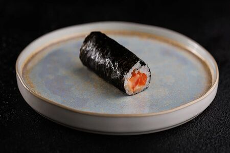 Ручной ролл с лососем