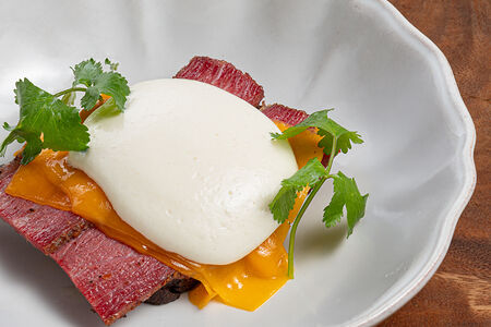 Сэндвич с пастрами, сыром и грибами