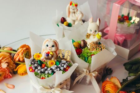 Кулич творожный с клюквой, украшенный фигурками