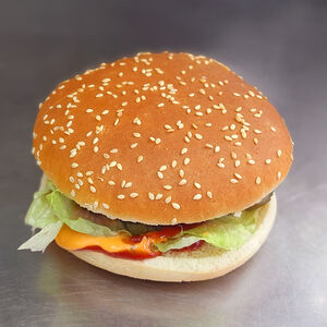 Бургер с соусом барбекю