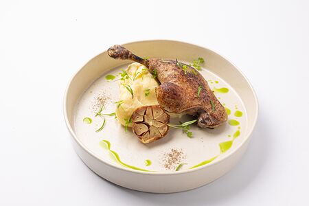 Утиная ножка конфи с печёным чесноком