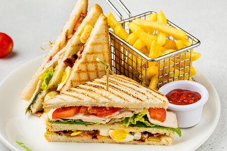 Клаб-сэндвич с индейкой, беконом, томатами и перепелиным яйцом с картофелем фри