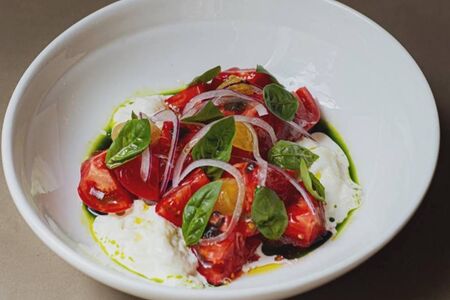 Салат с томатами и страчателлой