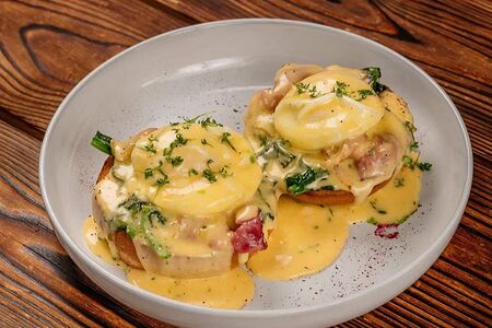 Утренняя булочка с яйцом пашот, беконом и Голландским соусом