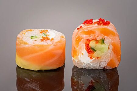 Ролл Токио с Лососем и Авокадо