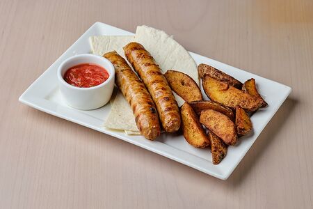 Колбаски свиные гриль с картофельными дольками 