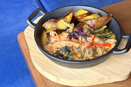 Горячая сковородка с картофелем