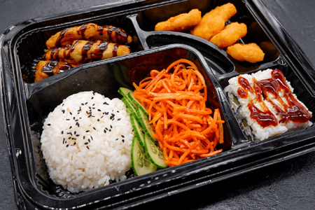 Бенто с рисом и наггетсами