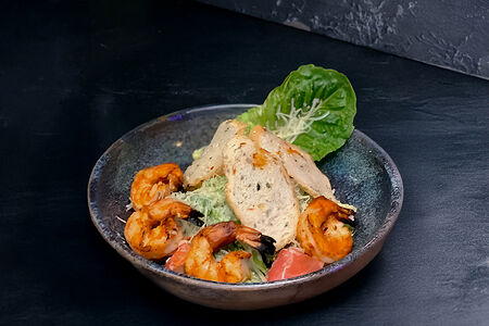 Салат Цезарь с креветками на гриле