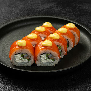 Ролл с креветкой, лососем и соусом манго