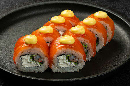 Ролл с креветкой, лососем и соусом манго