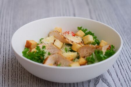Салат Цезарь с курицей