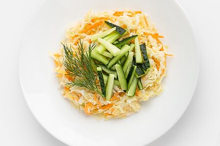 Салат из свежей капусты с огурцом