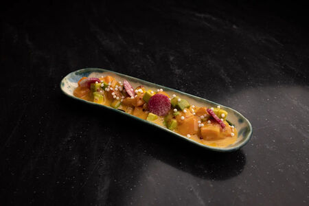 Лосось, авокадо, соус маракуйя