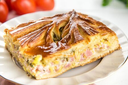 С ветчиной и сырами Половина пирога