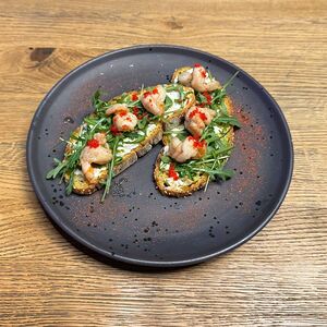 Брускетта с тигровыми креветками