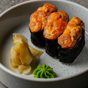 Суши острые с салатной креветкой
