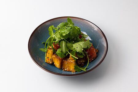 Салат с томатами и хрустящими баклажанами