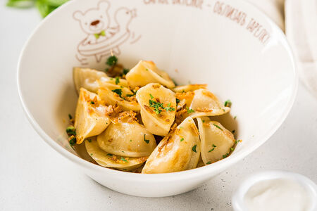 Жареные вареники с картофелем, хрустящим луком и сметаной