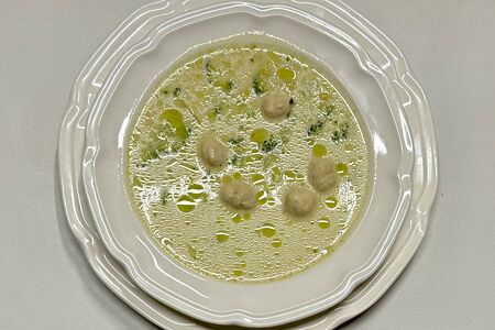 Сливочный суп с брокколи и куриными фрикадельками 