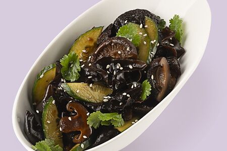 Салат с древесными грибами