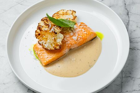 Стейк форели с соусом Каччо