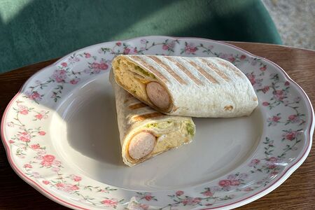 Ролл со скремблом, куриной сосиской, соусом релиш и сыром чеддер