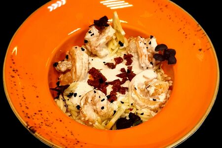 Ризони с креветками в сливочном соусе