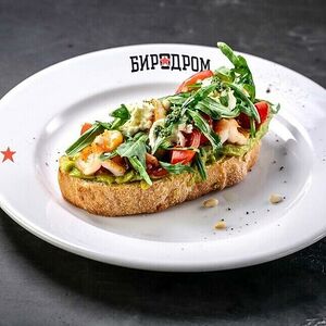 Брускетта с креветками и авокадо