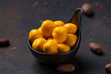 Сушеный ананас и лайм в белом шоколаде