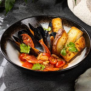 Мидии с томатным соусом чоризо