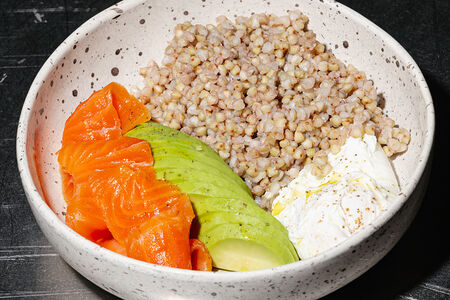 Зеленая гречка с лососем, яйцом пашот и авокадо