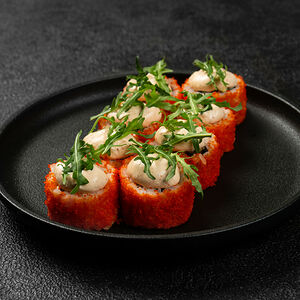 Ролл с креветкой темпура и соусом спайси