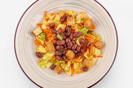 Салат с фасолью и сухариками