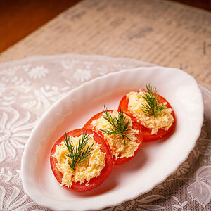 Томаты с сыром и чесноком