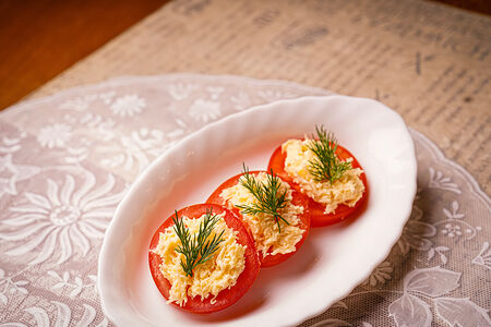 Томаты с сыром и чесноком