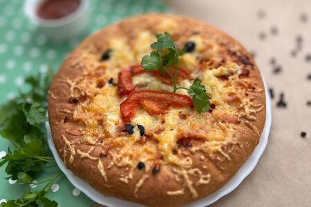 Пицца с колбасой