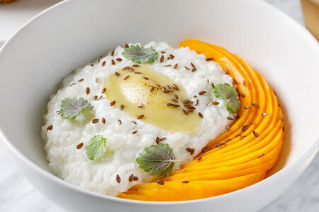 Рисовая каша со спелым манго, ганашем из каффир-лайма на кокосовом молоке 