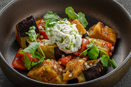 Теплый салат с баклажанами и спелыми томатами