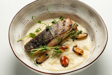 Семга с мидиями на пюре из цветной капусты 