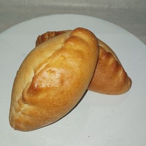 Пирожок с капустой запечённый