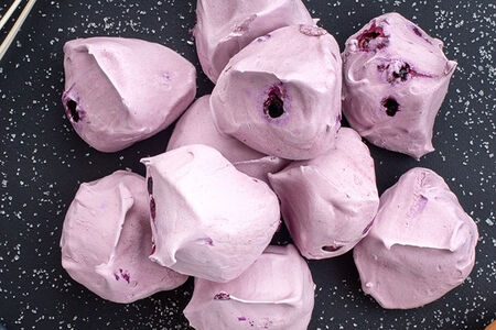 Безе с черной смородиной