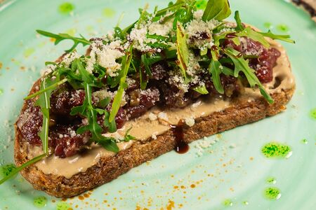 Брускетта с тартаром из говядины 