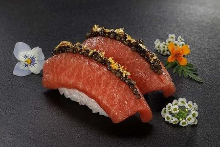 Суши тунец торо с черной икрой голд