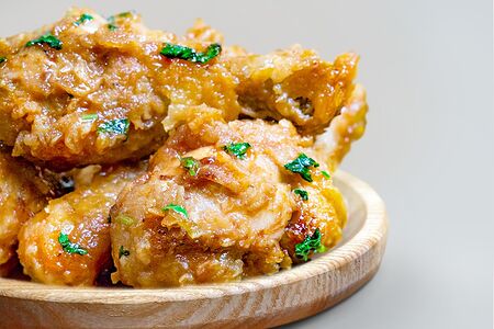 Ножки Карри в соусе с карри и зеленью