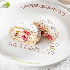 Фисташковый рулет со свежей малиной