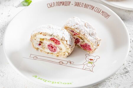 Фисташковый рулет со свежей малиной