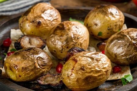 Картофель молодой на углях